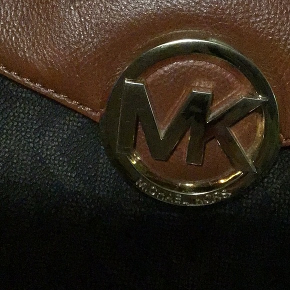 Beautiful like new condition Michael Kors Satchel - Picture 10 of 12